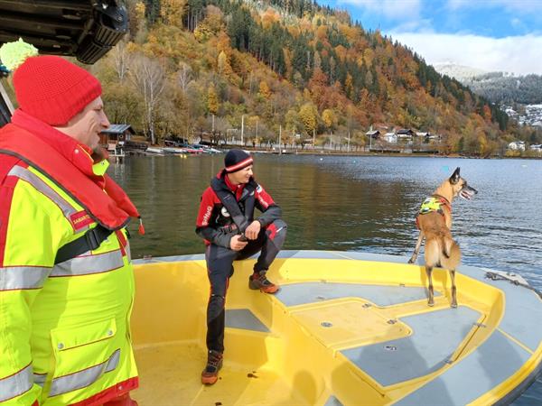 Eine Person und ein Hund auf einem gelben Floß in einem See